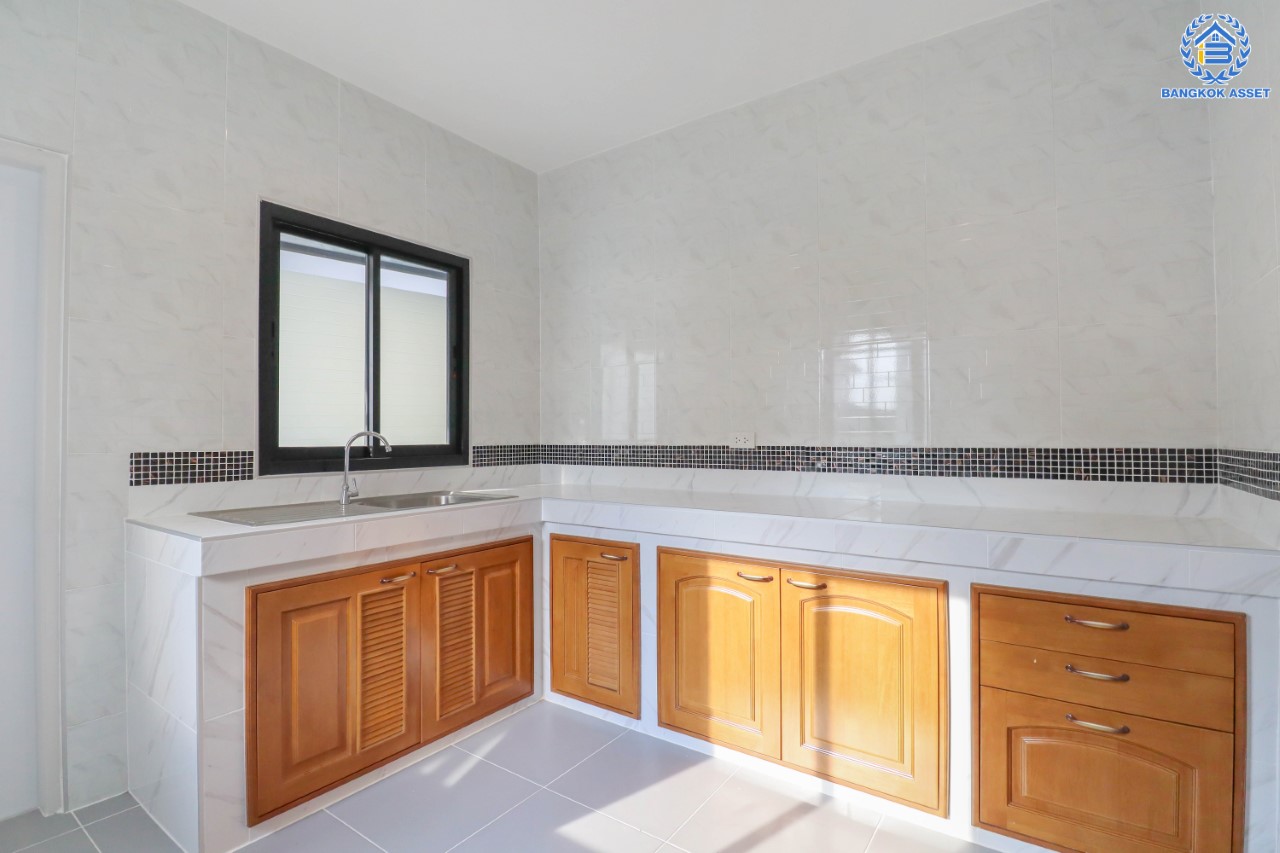 บ้านมือสองตกแต่งใหม่ หลังใหญ่พร้อมเข้าอยู่ ม.เมืองดี พุทธมณฑลสาย 2 หลังมุม เนื้อที่ 92.8 ตร.ว. ฟังก์ชันจัดเต็ม 4 ห้องนอน 4 ห้องน้ำ จอดรถได้ถึง 4 คัน บนทำเลใกล้ทางคู่ขนานลอยฟ้าบรมราชชนนี และเซ็นทรัลปิ่นเกล้า